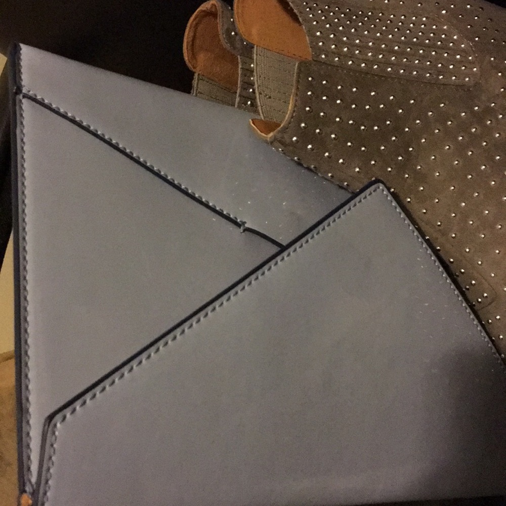 Drop the mic in a soft blue clutch 🎤 - Picture 6 of 8